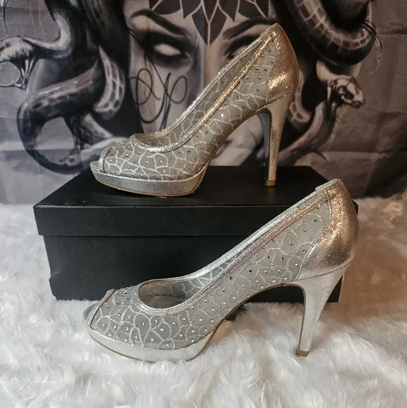 Classy Silver Heels size 8 - Picture 1 of 3